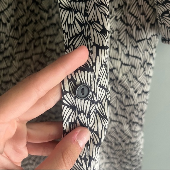 Women’s size Small satin medium sleeve button up with tie fun pattern Le Grange - Picture 6 of 6